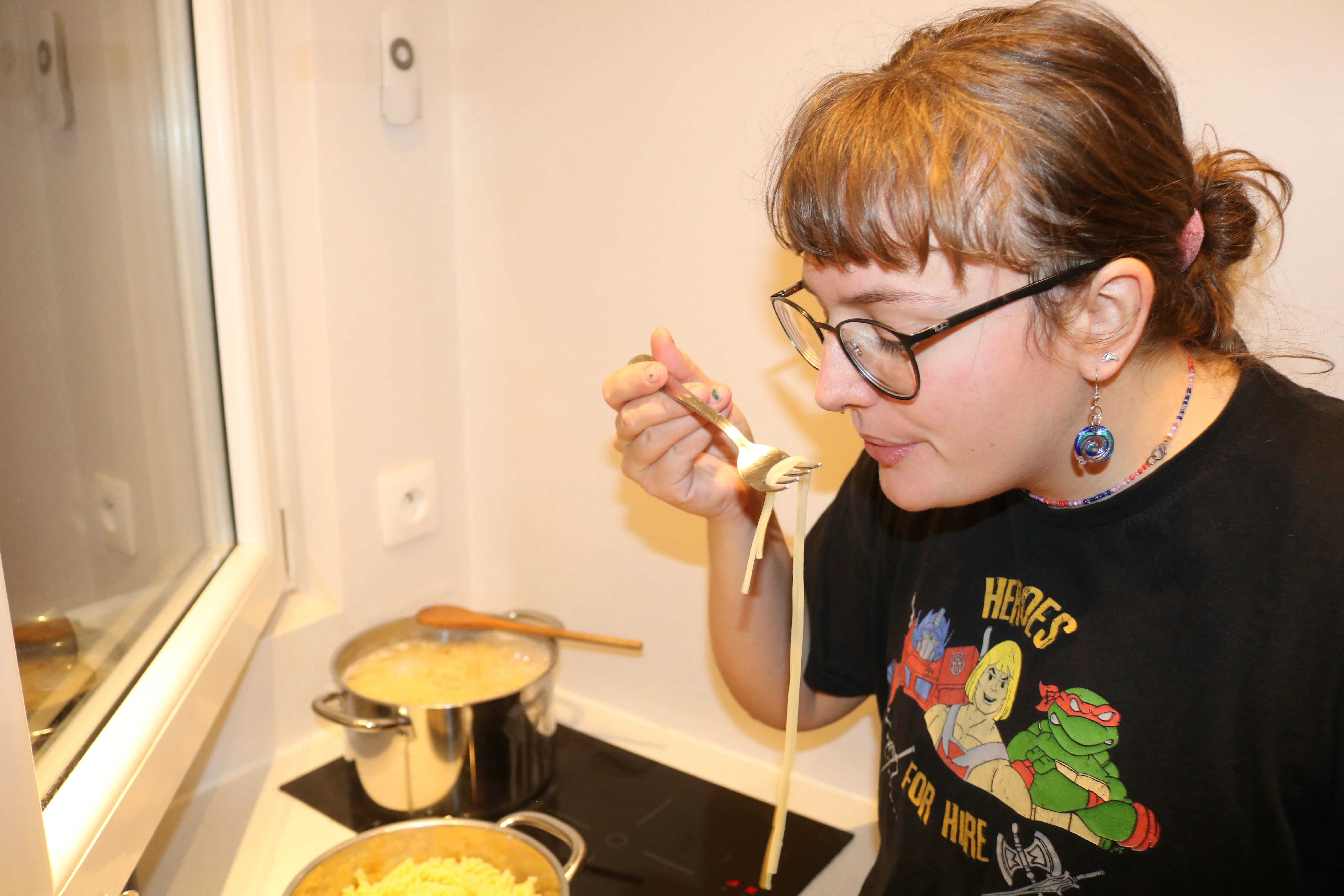 Doro trying the freshly cooked noodles