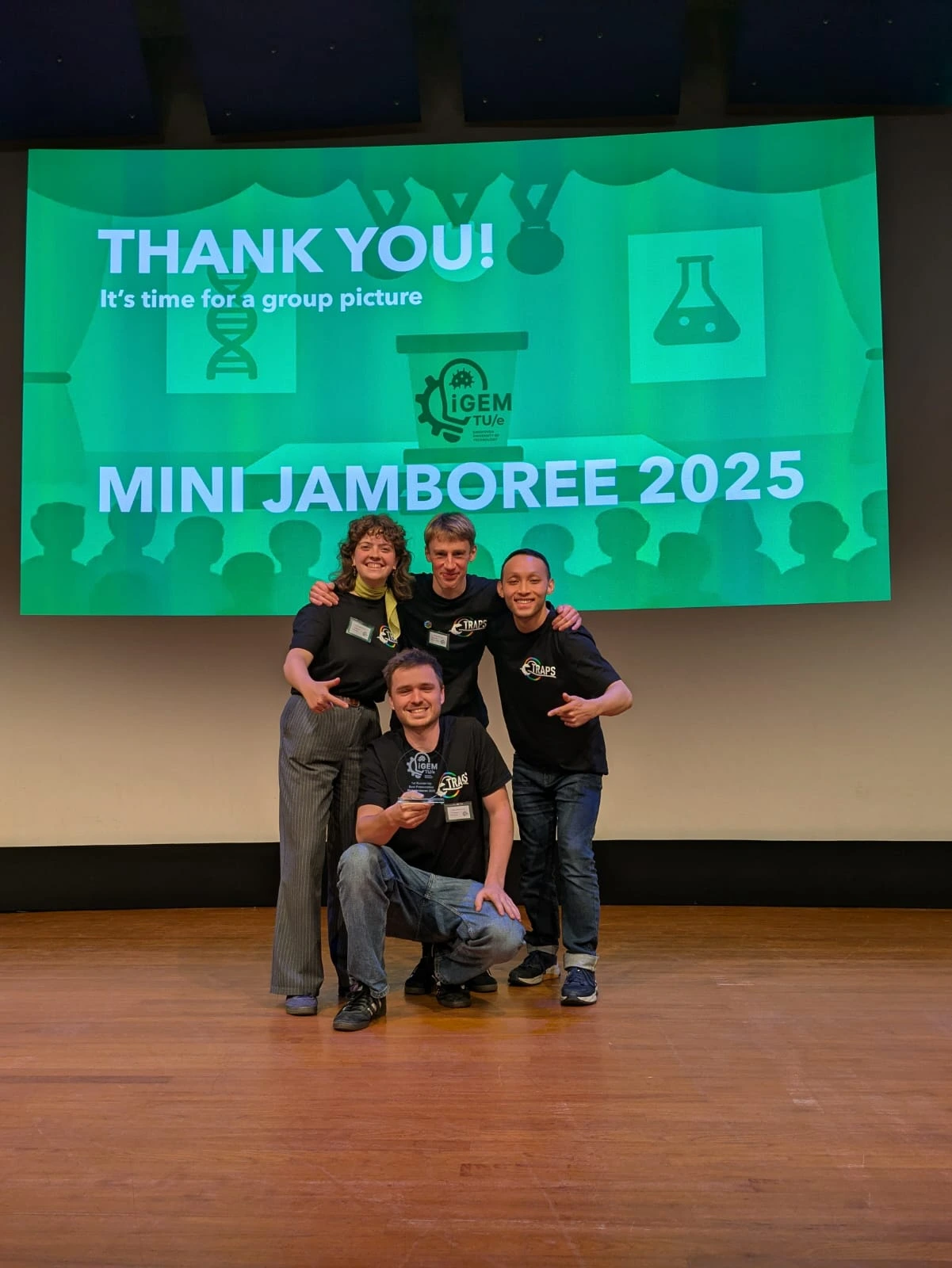 Celina, Lijing, Franz and Malte posing happy on a stage, with a price in their hand!